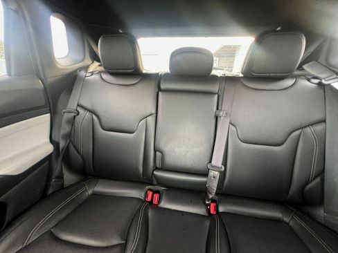 Used 2025 Jeep Compass Limited image 38