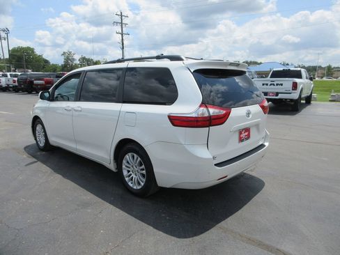 Used 2016 Toyota Sienna XLE Premium FWD image 9