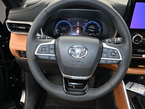 New 2026 Toyota Highlander Platinum image 5