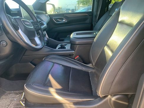 Used 2022 GMC Yukon SLT w/ SLT Premium Package image 3