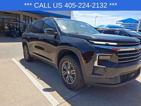 Used 2025 Chevrolet Traverse LT FWD image 11