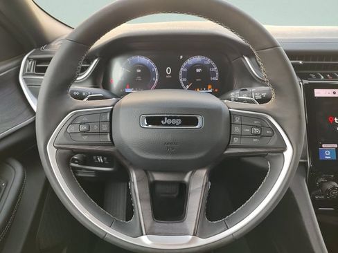 Used 2025 Jeep Grand Cherokee Limited RWD image 11