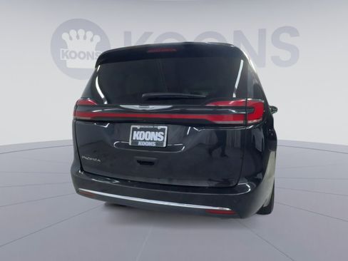Used 2024 Chrysler Pacifica Touring-L FWD image 10