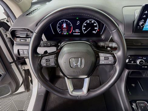Used 2024 Honda Pilot Touring image 3