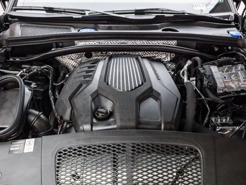 Certified 2025 Porsche Macan image 30