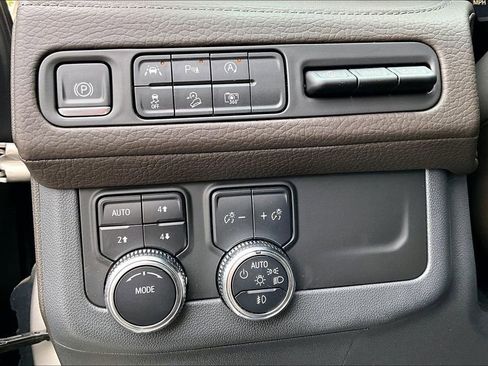 Used 2024 GMC Yukon XL Denali AWD/4WD image 32