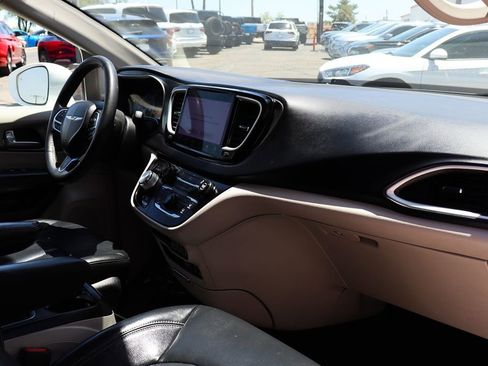 Used 2022 Chrysler Pacifica Touring-L FWD image 38