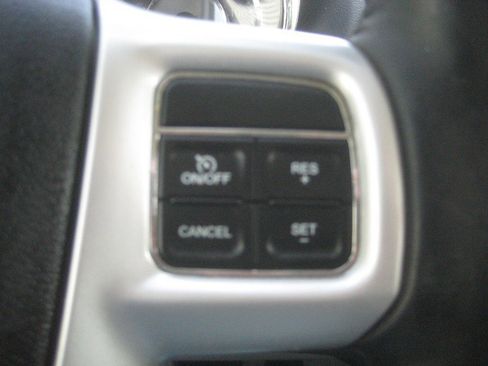 Used 2016 Chrysler Town & Country Touring-L image 27