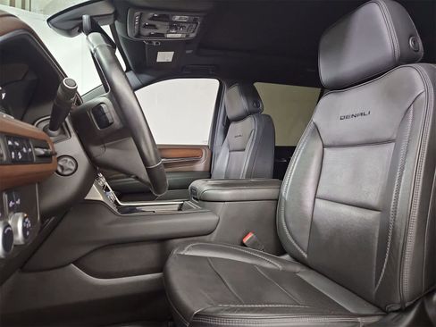 Used 2021 GMC Yukon Denali w/ Denali Premium Package image 16