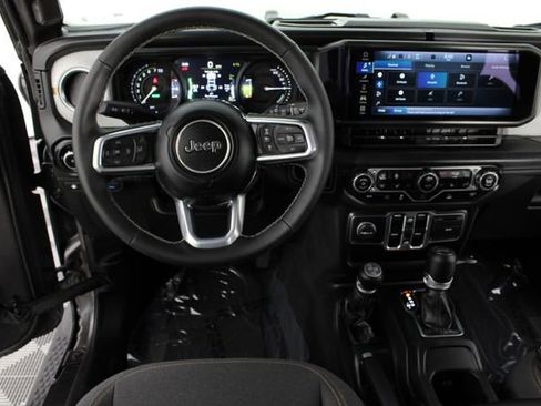 Used 2025 Jeep Wrangler Unlimited Sahara AWD/4WD image 10