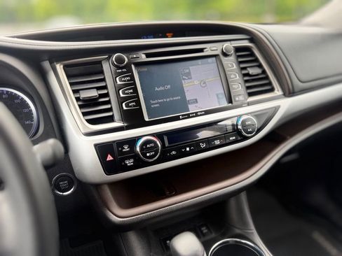 Used 2019 Toyota Highlander XLE AWD/4WD image 18