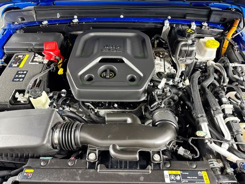 Used 2023 Jeep Wrangler Unlimited Sahara w/ Dual Top Group AWD/4WD image 18