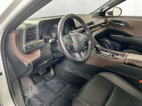 Used 2023 Toyota Crown Limited image 9