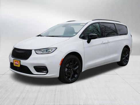 New 2026 Chrysler Pacifica Select w/ S Appearance Package AWD/4WD image 3