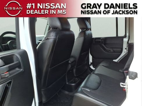 Used 2017 Jeep Wrangler Unlimited Sahara AWD/4WD image 27