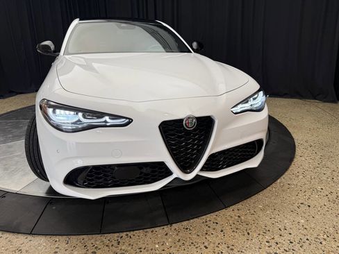 Used 2024 Alfa Romeo Giulia Veloce AWD/4WD image 4