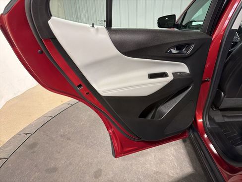 Used 2018 Chevrolet Equinox Premier image 17