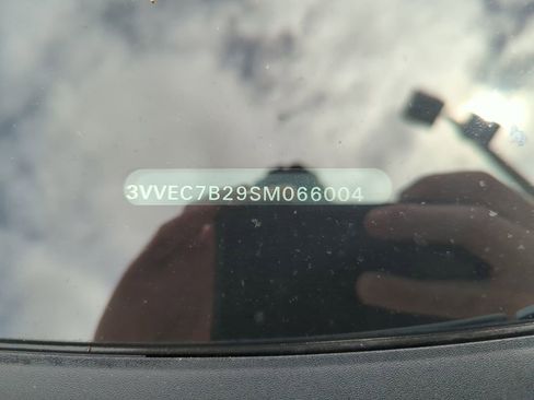 Used 2025 Volkswagen Taos SE w/ Panoramic Sunroof Package image 6