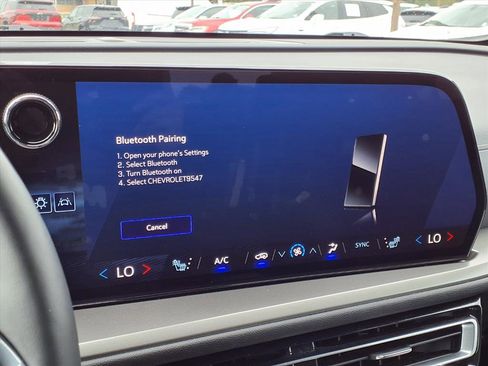 Used 2025 Chevrolet Traverse LT image 7