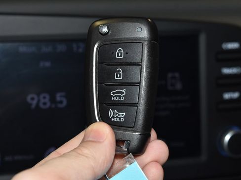 Used 2021 Hyundai Elantra SE FWD image 18