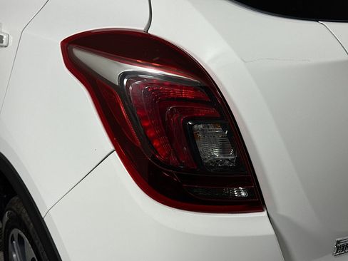 Used 2021 Buick Encore Preferred image 36