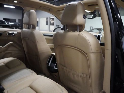 Used 2017 Porsche Cayenne Platinum Edition AWD/4WD image 27