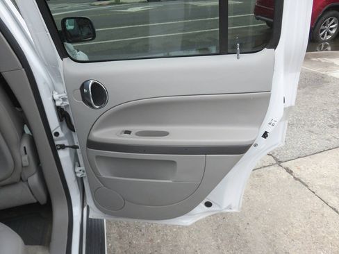 Used 2011 Chevrolet HHR LT FWD image 26
