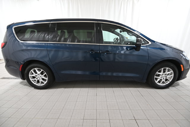 Used 2025 Chrysler Pacifica Select FWD image 16