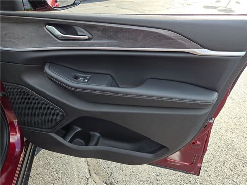 New 2025 Jeep Grand Cherokee Limited image 6