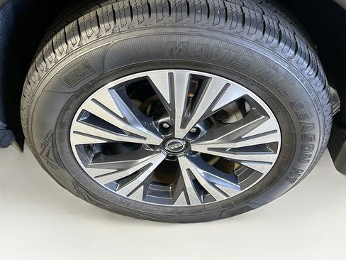 Used 2023 Nissan Rogue SV image 11