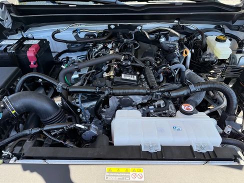 Certified 2025 Toyota Tacoma SR5 AWD/4WD image 10