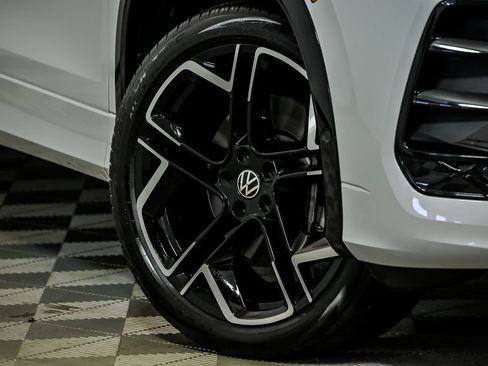 Certified 2025 Volkswagen Tiguan SEL R-Line AWD/4WD image 3