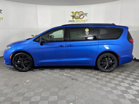 New 2026 Chrysler Pacifica Select w/ S Appearance Package image 4