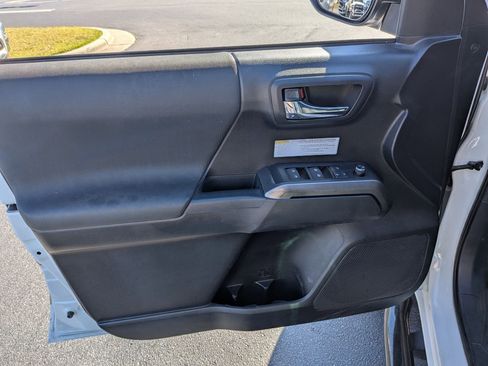 Used 2017 Toyota Tacoma 4x4 Double Cab image 10