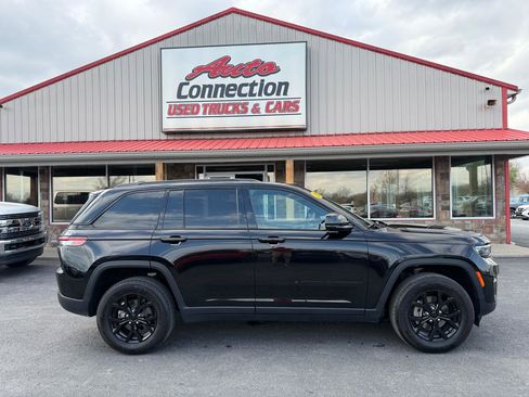 Used 2025 Jeep Grand Cherokee Altitude image 3