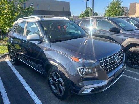 Used 2021 Hyundai Venue FWD image 3