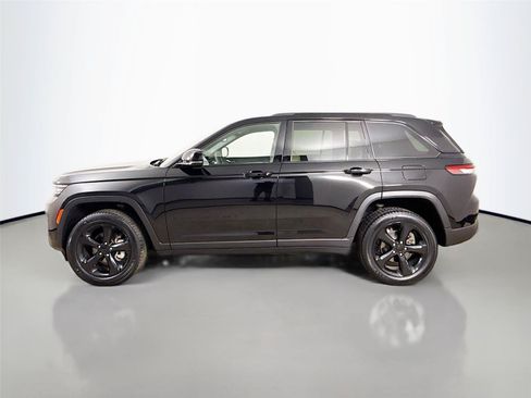 Used 2023 Jeep Grand Cherokee Limited w/ Black Appearance Package AWD/4WD image 8