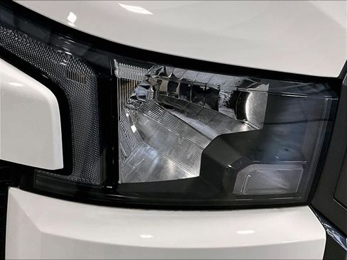 Used 2025 Nissan Frontier SV image 34