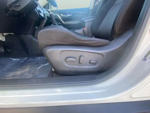 Used 2017 Nissan Rogue SV w/ SV Premium Package FWD image 13