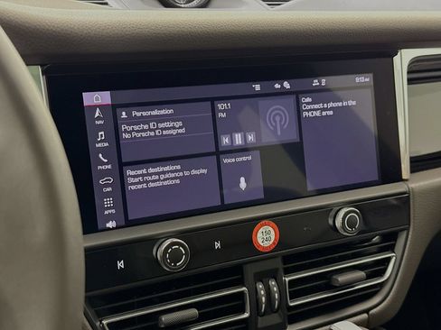 Certified 2025 Porsche Macan AWD/4WD image 18