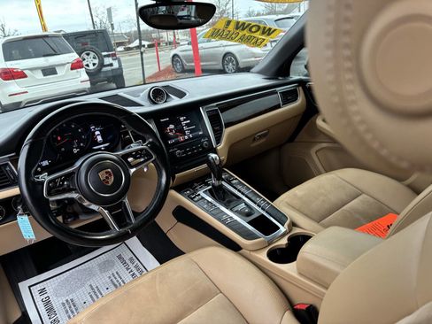 Used 2018 Porsche Macan Base AWD 4dr SUV image 27