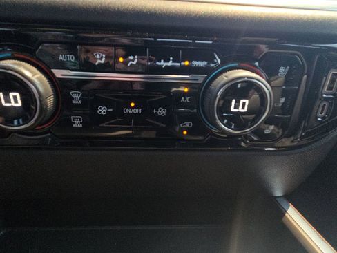 Used 2022 Chevrolet Silverado 1500 High Country w/ Z71 Off-Road Package image 37