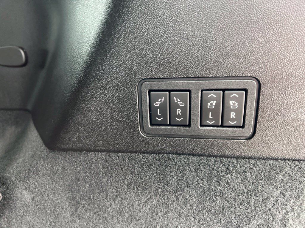 Used 2024 Cadillac XT6 Premium Luxury w/ Technology Package AWD/4WD image 32