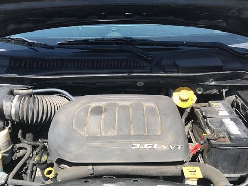 Used 2016 Chrysler Town & Country LX FWD image 7
