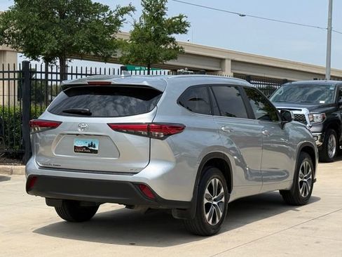 Used 2023 Toyota Highlander XLE FWD image 6