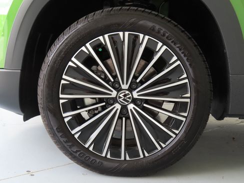 New 2025 Volkswagen Taos SE image 28