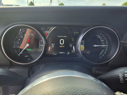 Used 2022 Jeep Wrangler Unlimited Sahara w/ Cold Weather Group AWD/4WD image 18