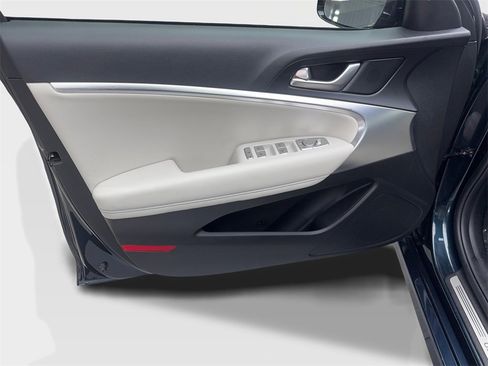 Used 2025 Genesis G70 2.5T image 32