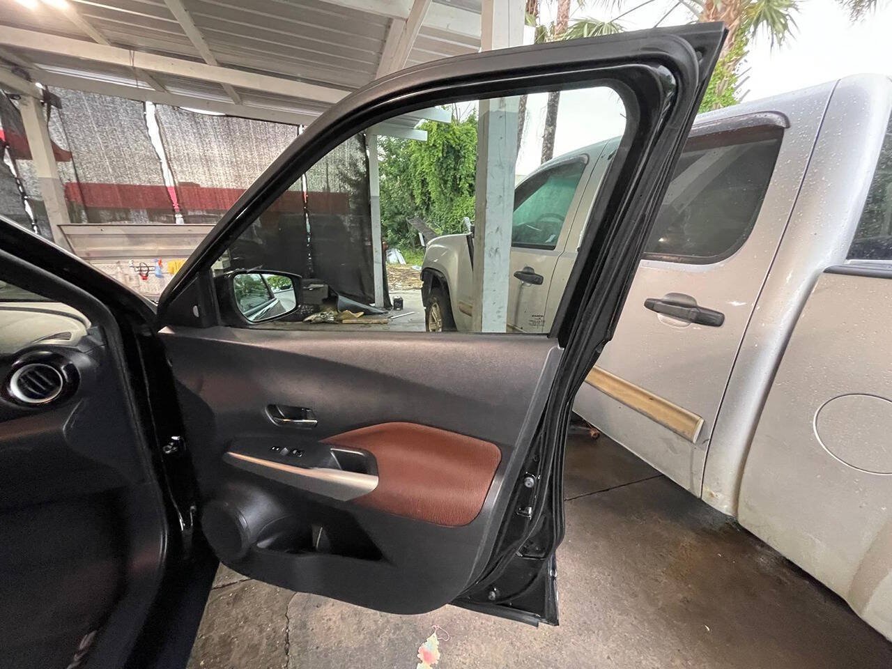 Used 2019 Nissan Kicks SR w/ Exterior Package FWD image 16