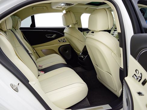 Used 2024 Bentley Flying Spur Azure AWD/4WD image 36